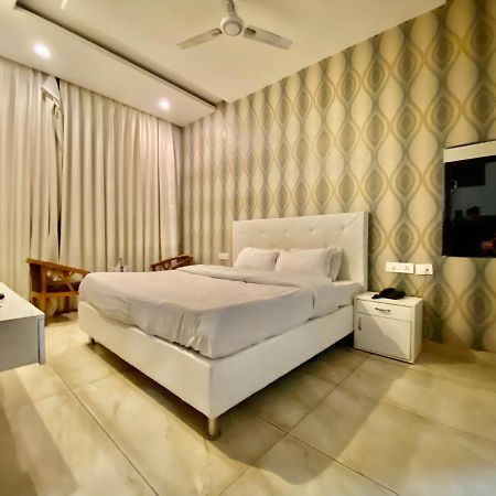 Hotel Hollywood - Family Hotel Zirakpur Luaran gambar