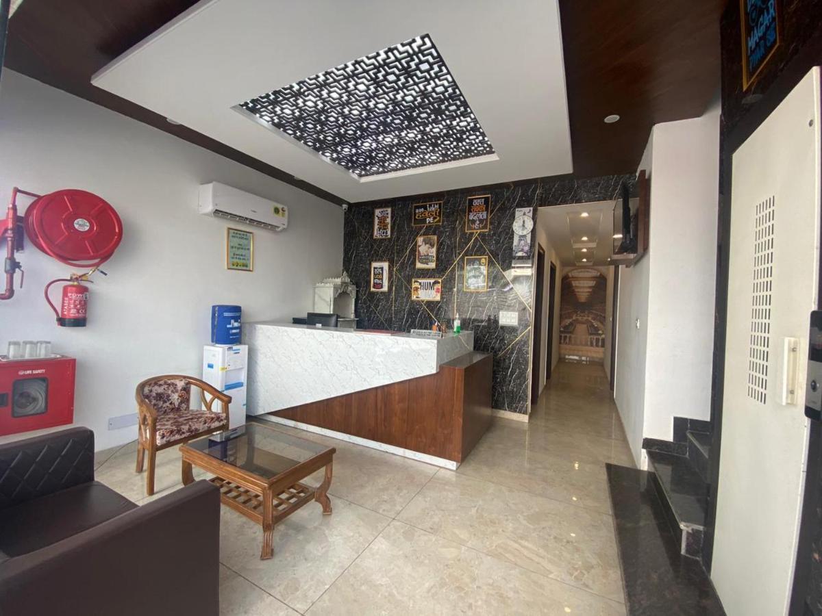 Hotel Hollywood - Family Hotel Zirakpur Luaran gambar