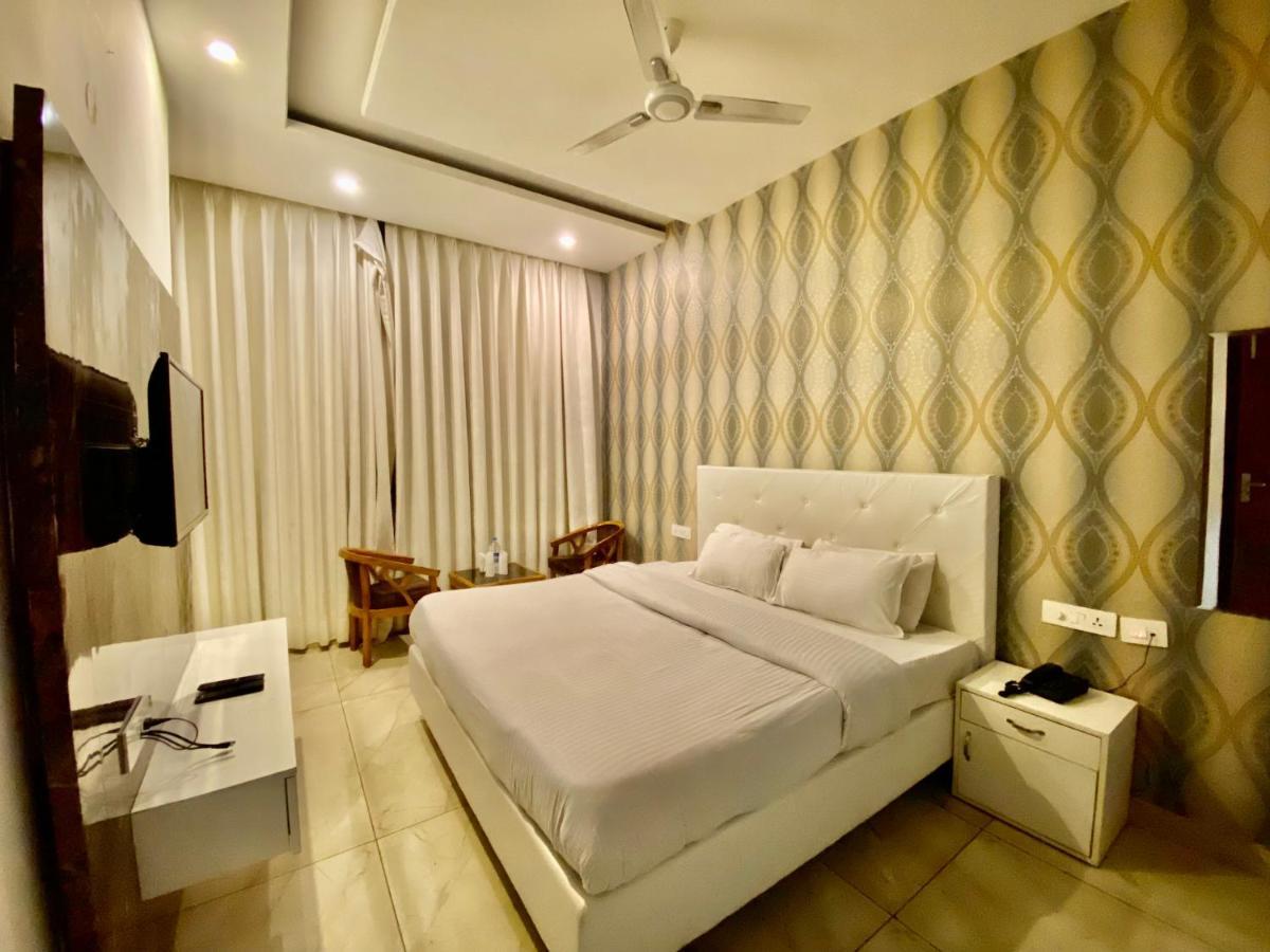 Hotel Hollywood - Family Hotel Zirakpur Luaran gambar