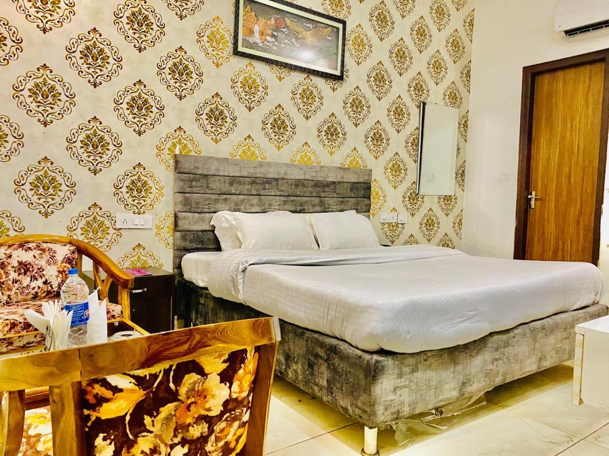 Hotel Hollywood - Family Hotel Zirakpur Luaran gambar