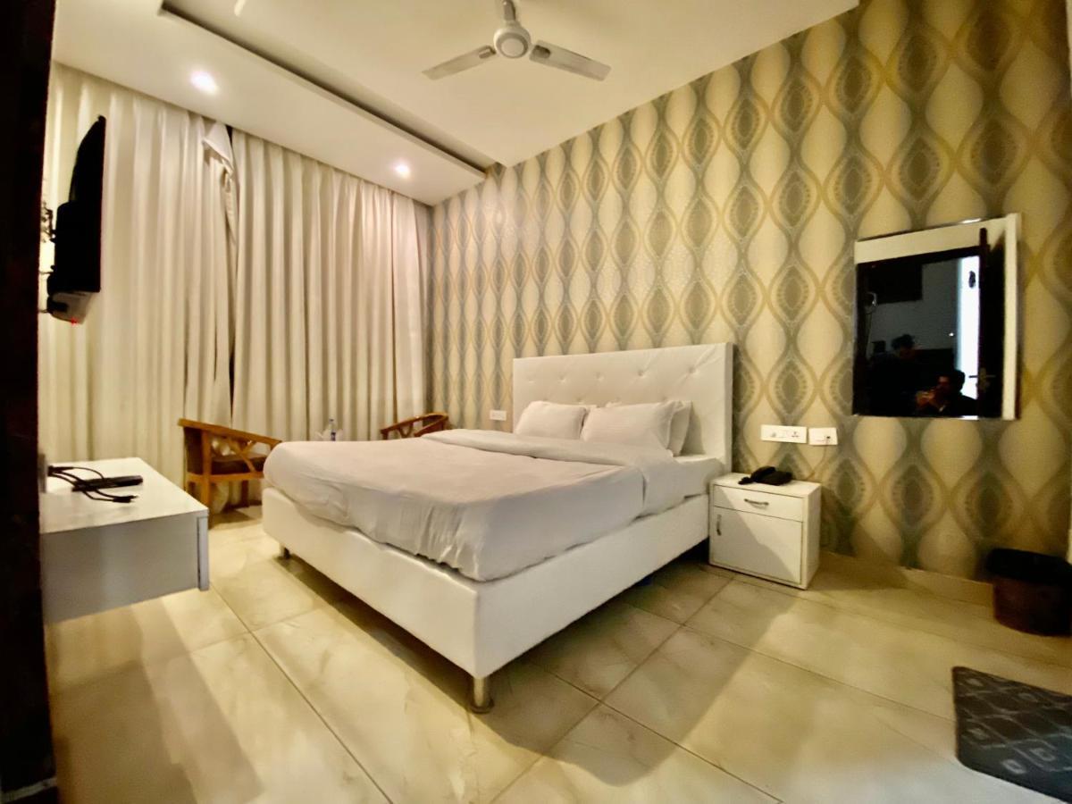 Hotel Hollywood - Family Hotel Zirakpur Luaran gambar
