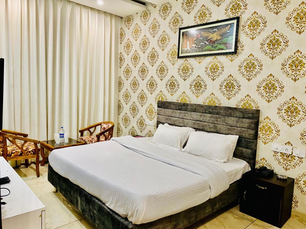 Hotel Hollywood - Family Hotel Zirakpur Luaran gambar