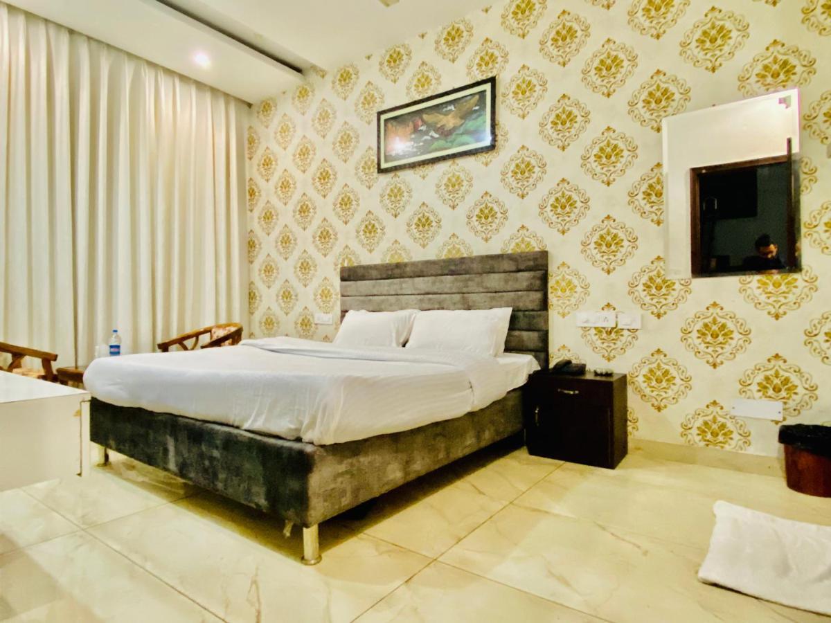 Hotel Hollywood - Family Hotel Zirakpur Luaran gambar