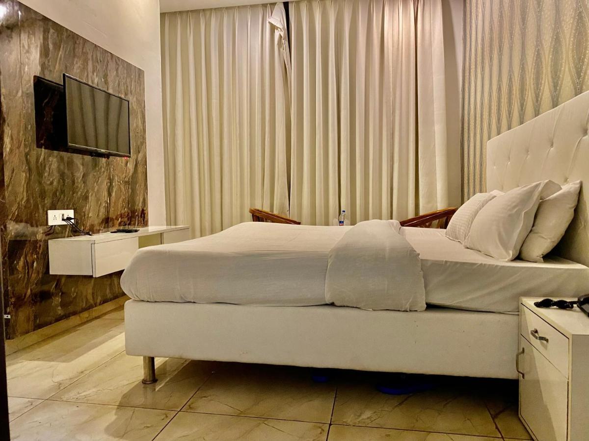 Hotel Hollywood - Family Hotel Zirakpur Luaran gambar