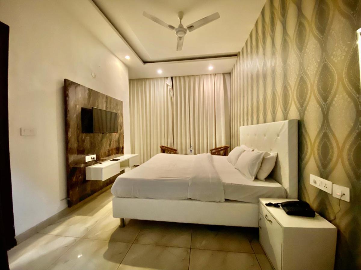 Hotel Hollywood - Family Hotel Zirakpur Luaran gambar